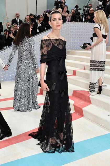 Charlotte Casiraghi lució un vestido Chanel de encaje y transparencias, adornado por los clásicos moños de la maison, y un pantalón skinny.