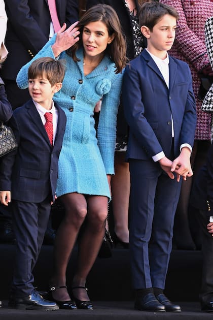 Charlotte Casiraghi volvió a confiar en Chanel, su marca de cabecera. La princesa filósofa, que llevó un abrigo-vestido de tweed con cuello camisero, botones a tono y un broche en forma de camelia, estuvo acompañada por sus hijos Baltahazar, de 6 años, fruto de su matrimonio con el productor de cine francés Dimitri Rassam, del que ya está separada; y Raphaël, de 10 años, de su relación con el humorista Gad Elmaleh.