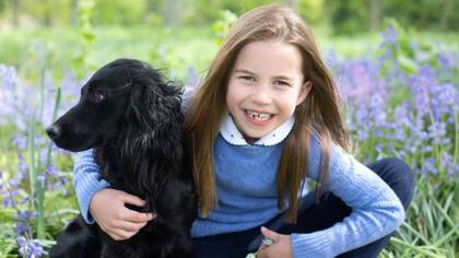 Charlotte con la nueva mascota de la familia: un cocker spaniel llamado Orla