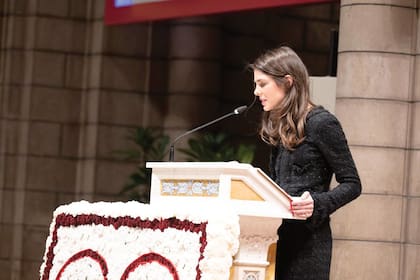Charlotte llevó un conjunto de tweed negro de la Primavera-Verano 2005 de Chanel compuesto por un sobrio vestido y una chaqueta en el mismo tejido, que había usado en el funeral de su abuelo.