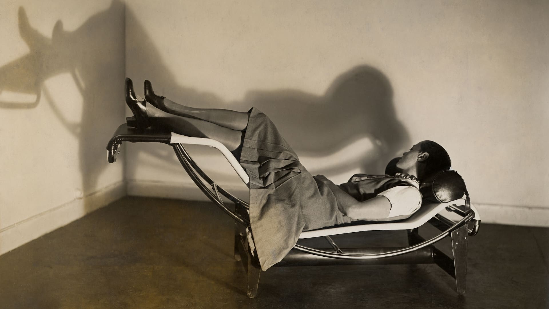 Charlotte Perriand recostada en la famosa chaise longue basculante, Jeanneret, Perriand, 1928.
DR/AChP. Source : Archives Charlotte Perriand ©ADAGP-AChP 2006.