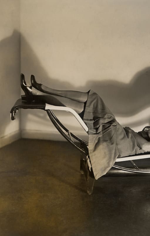 Charlotte Perriand recostada en la famosa chaise longue basculante, Jeanneret, Perriand, 1928.
DR/AChP. Source : Archives Charlotte Perriand ©ADAGP-AChP 2006.