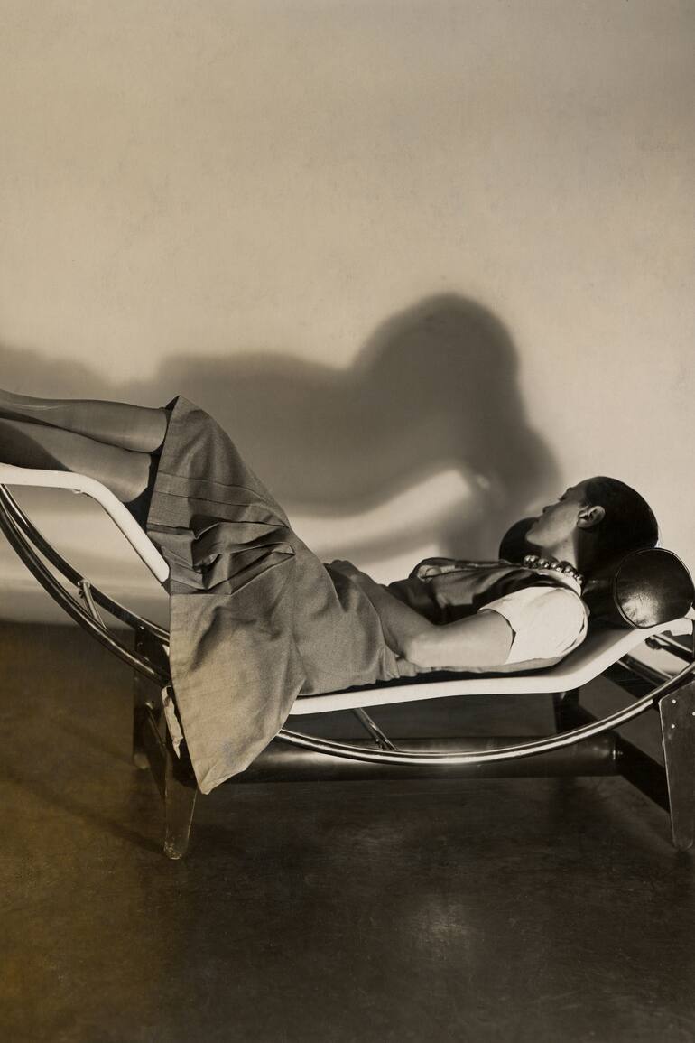 Charlotte Perriand recostada en la famosa chaise longue basculante, Jeanneret, Perriand, 1928.
DR/AChP. Source : Archives Charlotte Perriand ©ADAGP-AChP 2006.