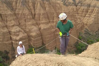 Charlotte Prud'homme (a la izquierda) está haciendo rapel para recolectar muestras de suelo. La secuencia sedimentaria de 80 metros de espesor en Charyn Canyon, Kazajstán, documenta el cambio climático en los últimos 5 millones de años