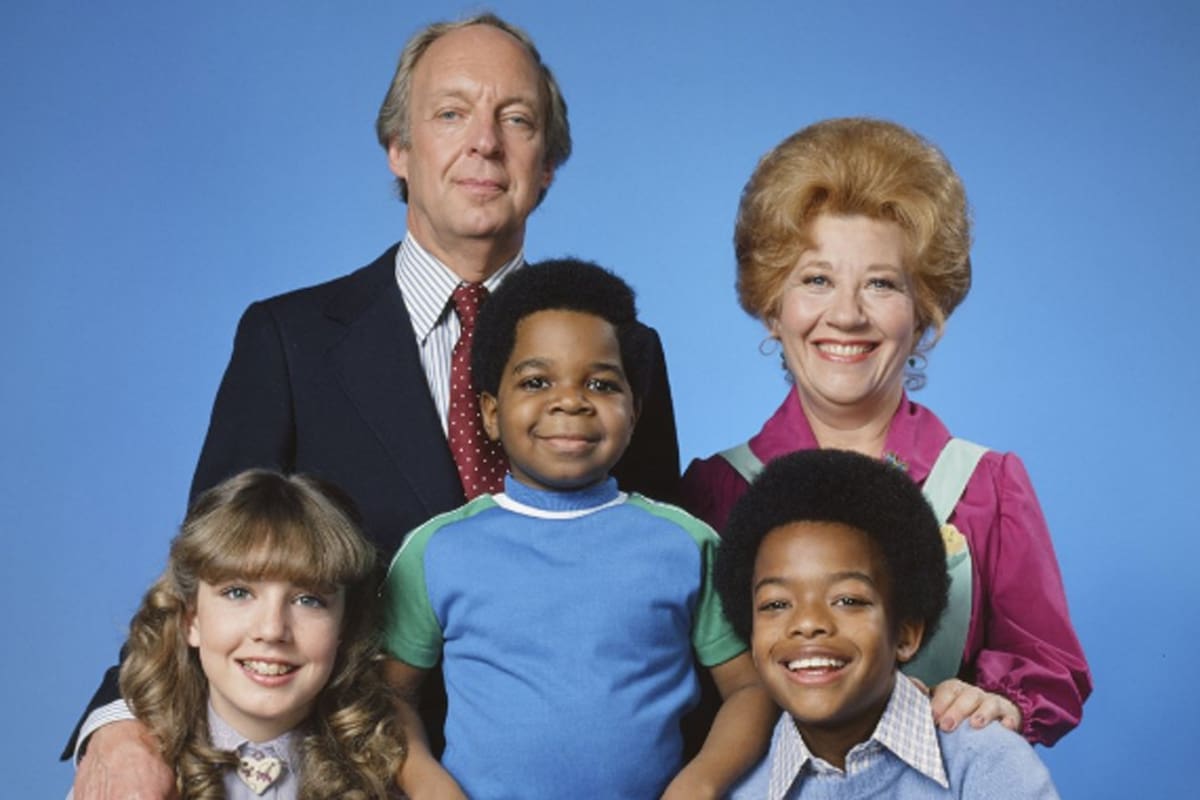 Charlotte Rae junto a sus compañeros de elenco en la serie Blanco y negro