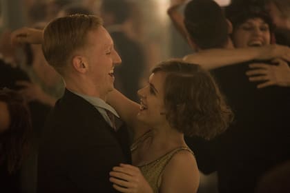 Charlotte Ritter (Liv Lisa Fries) espera convertirse en la primera mujer detective de la policía berlinesa, pero mientras tanto trabaja en el cabaret Moka Efti, cuyo ascenso y caída es uno de los ejes de la primera temporada de Babylon Berlin