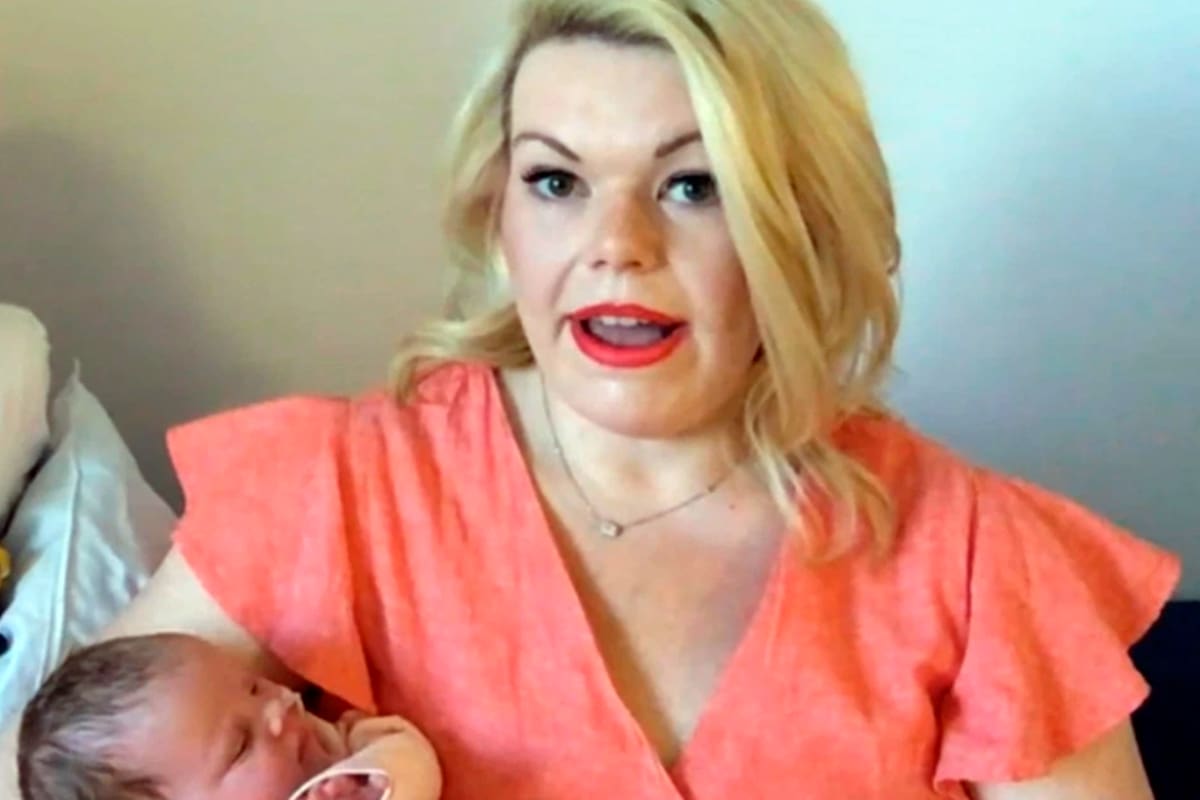 Charlotte Wheeler-Smith, junto a su hija en brazos
