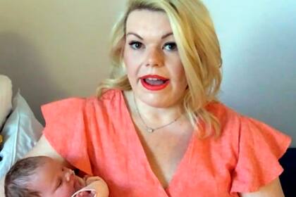 Charlotte Wheeler-Smith, junto a su hija en brazos