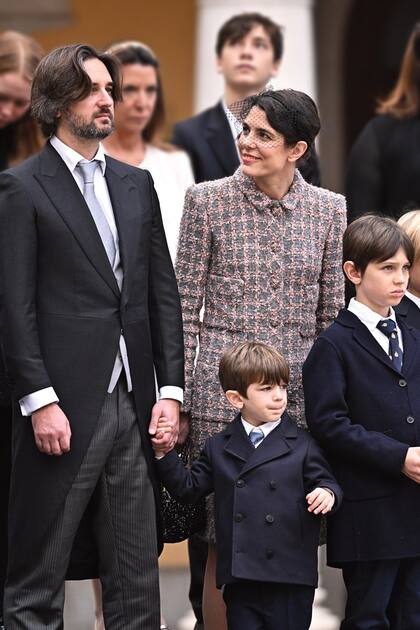 Charlotte y Dimitri Rassam con el hijo de ambos, Balthazar, y Raphael, fruto de la relación anterior de ella con el actor Gad Elmaleh. Fue en noviembre, en el Día Nacional, cuando comenzaron los rumores de embarazo.