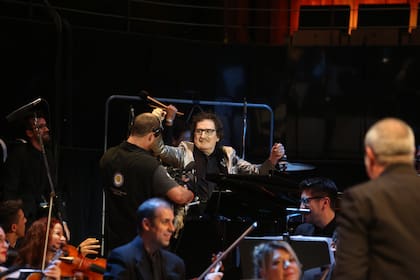 Charly García en el final, al interpretar "Inconsciente colectivo" con la Orquesta Sinfónica