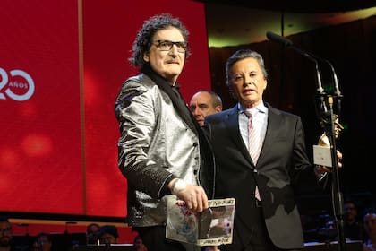 Charly García, ganador del último Gardel de Oro, con Palito Ortega
