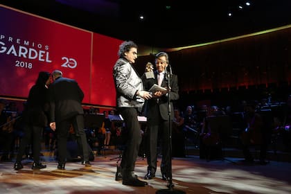 Charly apareció sobre el final de la ceremonia para recibir el Gardel de Oro