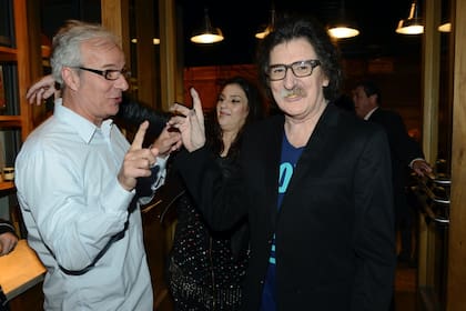Charly en su cumpleaños de 2013, con su hermano Daniel. Detrás de ellos asoma Mecha lñigo, novia de Charly.