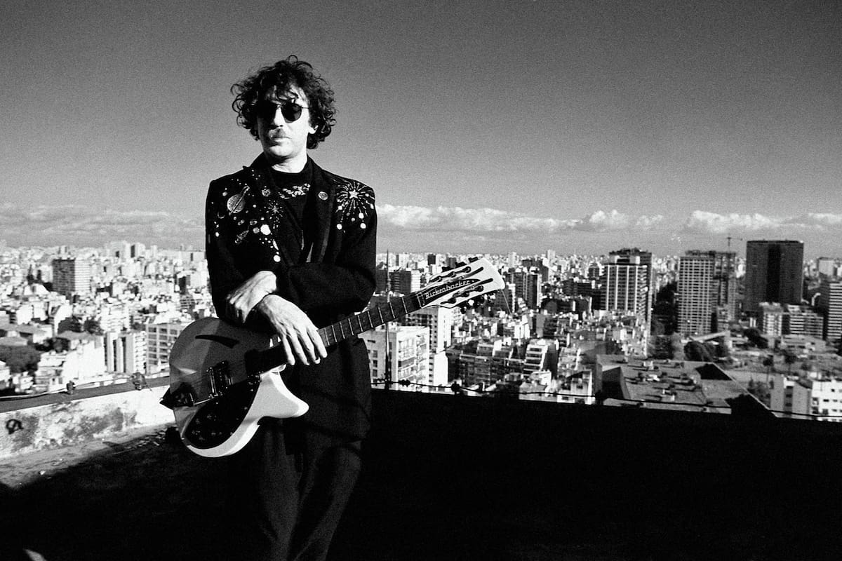 Charly García, con su "saco espacial", diseñado por Sonia Lifchitz, retratado por Hilda Lizarazu.