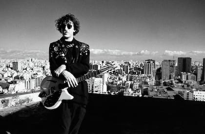 Charly García, con su "saco espacial", diseñado por Sonia Lifchitz, retratado por Hilda Lizarazu.