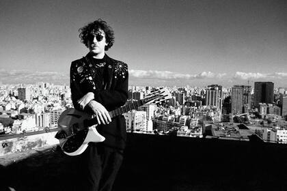 Charly García, con su "saco espacial", diseñado por Sonia Lifchitz, retratado por Hilda Lizarazu.