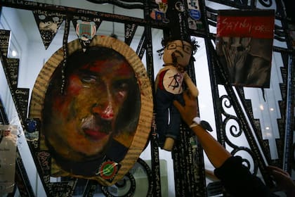 La puerta del edificio donde vive Charly García se transforma en una especie de altar pagano en la previa a su cumpleaños
