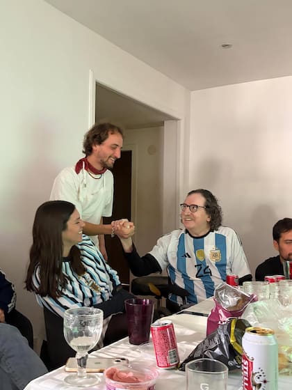 Charly García dedica un gesto de agradecimiento a Andrés Balaciano durante la comida