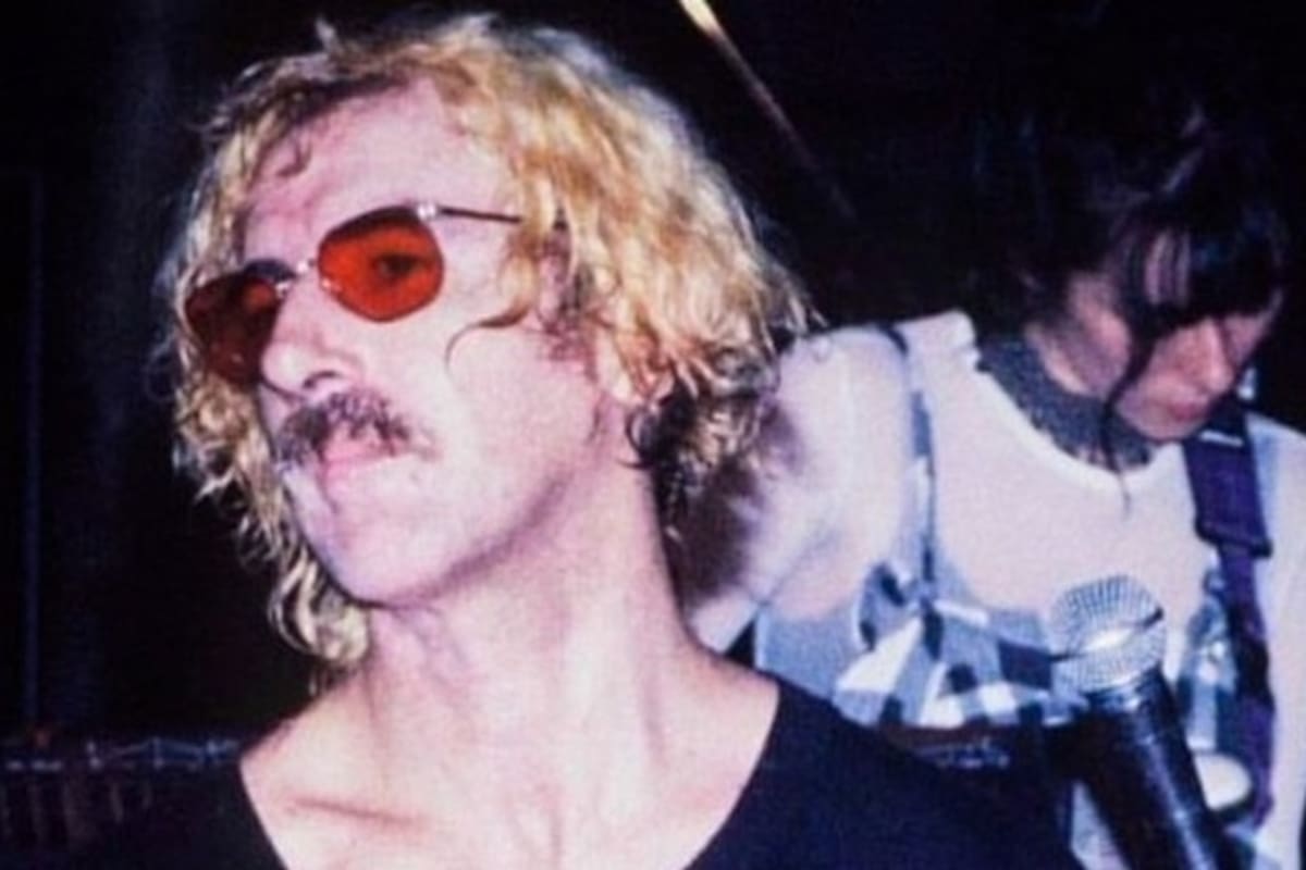 Charly García el 5 de mayo de 1994, en su homenaje a Kurt Cobain; atrás, la recordada María Gabriela Epumer