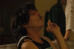 Charly García en El amor después del amor, la serie sobre la vida de Fito Páez que lanzó Netflix este miércoles