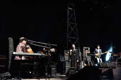 Charly García acompañado por su banda: el Zorrito Quintiero, Kiuge Hayashida, Carlos González, Antonio Silva y Rosario Ortega .