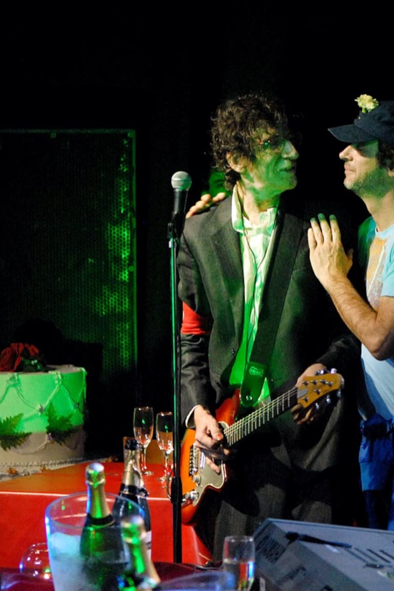 Charly García en su cumpleaños de 2007, con Gustavo Cerati