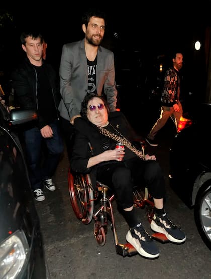 Charly García en su llegada a Bebop, en la fiesta por su cumpleaños número 71, el 23 de octubre de 2022