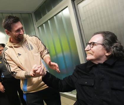 Charly García fue a saludar a Messi tras el triunfo ante Venezuela en el Monumental (Foto: Instagram @charlygarcia)