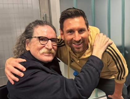 Charly García fue a ver el partido de la selección argentina y saludó a Lionel Messi