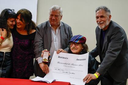 Charly García recibió el diploma que lo honra como Doctor Honoris Causa de la UBA