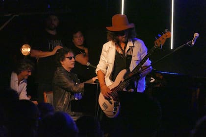 Charly García subió a tocar en el show de su amigo el Zorrito Von Quintiero, que cumplía años y lo festejó arriba del escenario