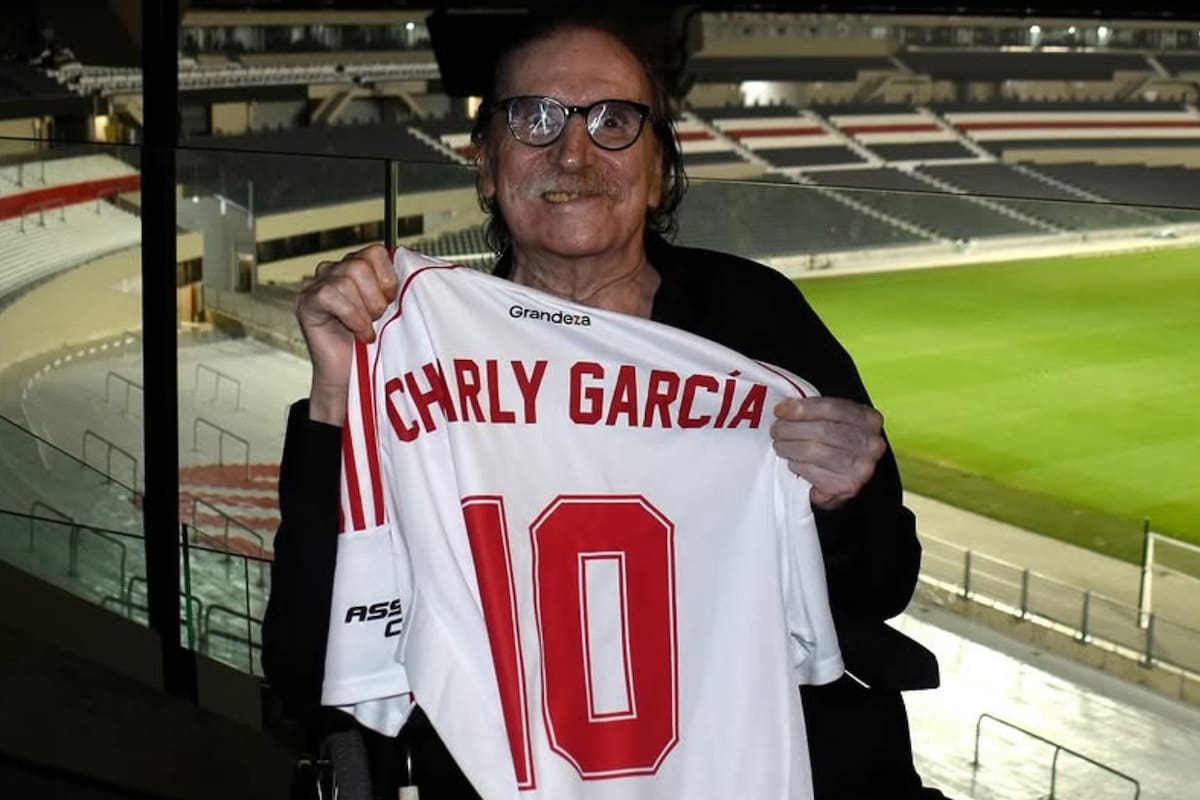 Charly García visitó el Monumental y posó con su camiseta número 10 (Foto: Instagram @riverplate)