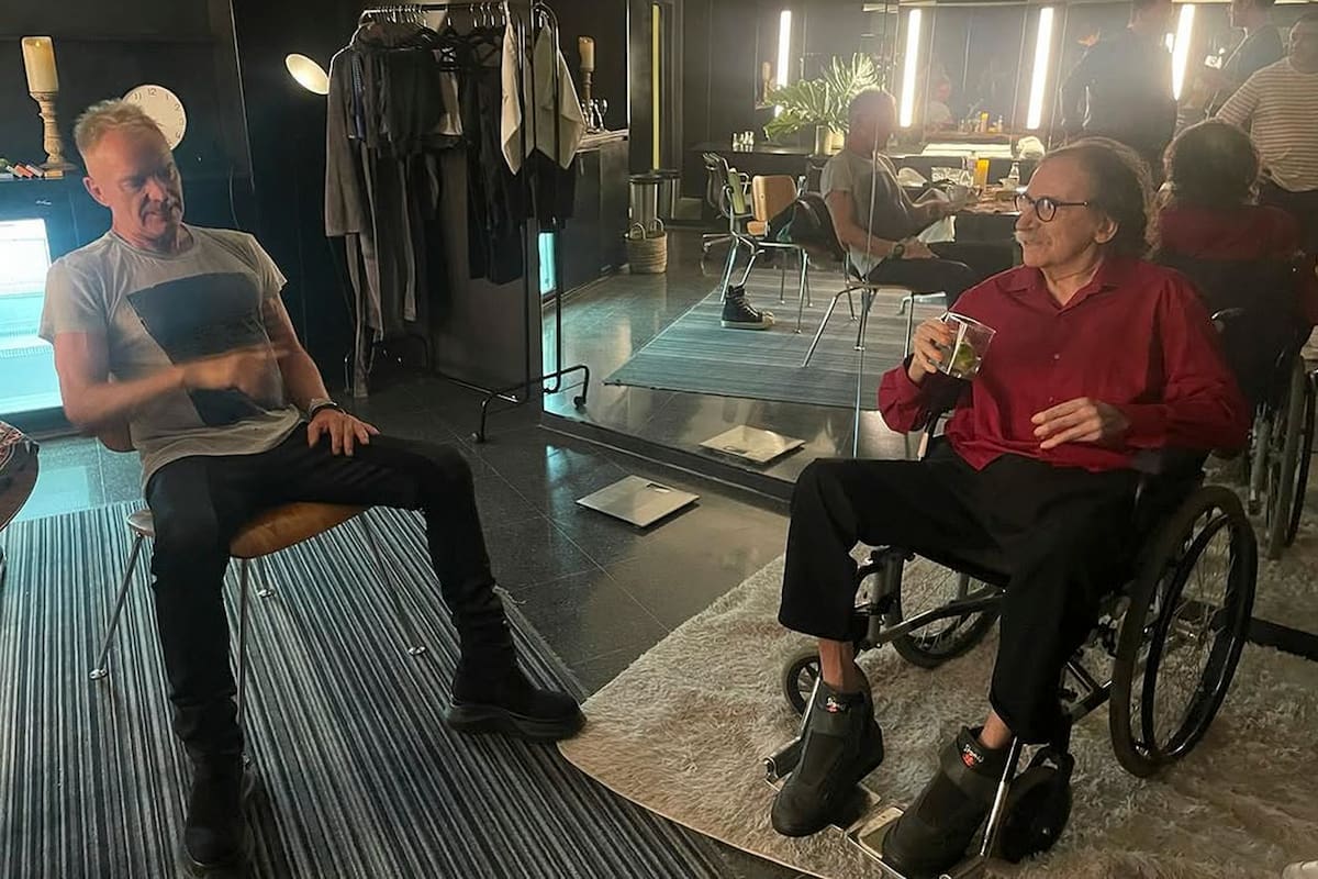 Charly García y Sting conversan en un camarín en la previa del primer show del músico británico en el Movistar Arena