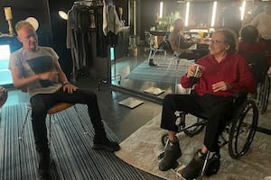 Charly García y Sting conversan en un camarín en la previa del primer show del músico británico en el Movistar Arena, en febrero último