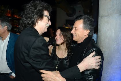 Charly junto a Palito y Rosario Ortega.