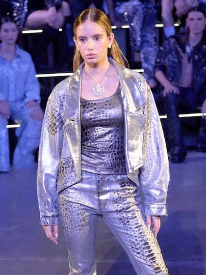 Charo, la hija de Julieta Cardinali y Andrés Calamaro, debutó como modelo en el Bafweek (Foto: Instagram @julietacardinali)