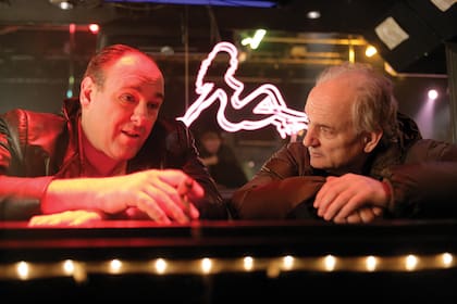 Chase (derecha) en el set de Los Soprano con James Gandolfini; el hijo del actor fallecido en 2013, Michael, interpreta a Tony Soprano en Los santos de la mafia