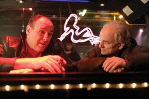 Chase (derecha) en el set de 'Los Soprano' con James Gandolfini. El hijo del actor fallecido en 2013, Michael, interpreta a Tony Soprano en 'The Many Saints of Newark'.