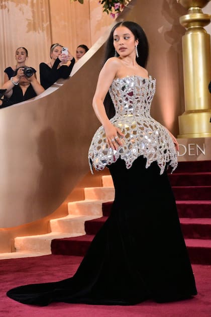 Chase Infiniti debutó en los Globo de Oro y decidió hacerlo a lo grande. La actriz de Una batalla tras otra llevó un diseño joya de Louis Vuitton compuesto por un corset esculpido con espejos y una falda larga de terciopelo negro que formaba con cola