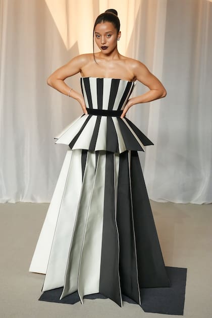 Chase Infiniti lució un estructurado vestido de Louis Vuitton en blanco y negro
