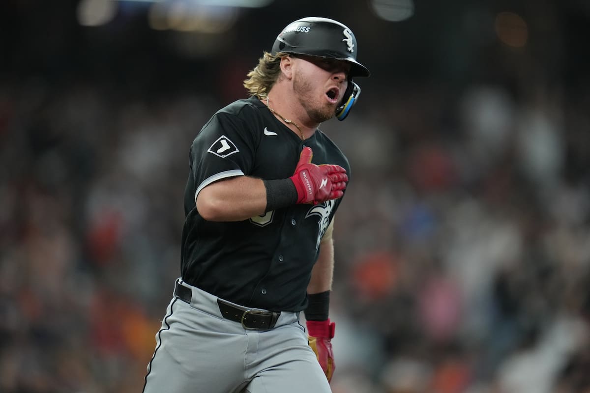 Chase Meidroth, de los Medias Blancas de Chicago, festeja mientras recorre las bases tras batear un