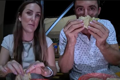 Chase y Shelbs viajaron hasta El Salvador con la misión de probar las pupusas en una experiencia gastronómica que compartieron con miles de seguidores.