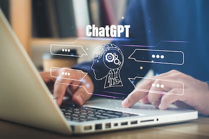 Chat GPT es un servicio de la empresa Open.ai que, en base a toda la información de internet hasta 2021, puede conversar con nosotros de manera fluida sobre cualquier tema.