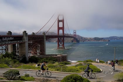 ChatGPT enlistó las ciudades de la Costa Oeste que tienen alta calidad de vida y un costo asequible (Imagen de archivo: gente visitando el puente Golden Gate en San Francisco, el martes 19 de julio de 2022. AP Foto/Godofredo A. Vásquez)