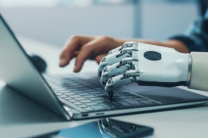 ChatGPT es un bot creado por OpenAI que interactúa con humanos y escribe historias; usa inteligencia artificial, como las plataformas que crean imágenes, pero con funciones de texto. Responde preguntas, cuenta chistes y hasta puede crear cuentos interactivos