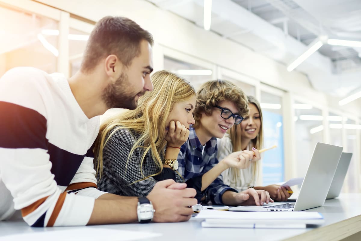 ChatGPT identificó tres nombres masculinos más asociados a un alto coeficiente intelectual (CI)