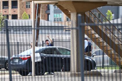 ChatGPT Plus
Agentes de la ley, incluidos miembros del FBI, investigan un vehículo estacionado cerca del edificio que habría sido utilizado por el tirador, tras un tiroteo cerca de una instalación de detención del Servicio de Inmigración y Control de Aduanas (ICE) de Estados Unidos en Dallas, Texas, el 24 de septiembre de 2025.