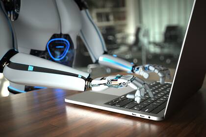 ChatGPT puede, entre otras cosas, generar piezas de código para ayudar a los programadores; el debate está en si será sólo un asistente o si los reemplazará