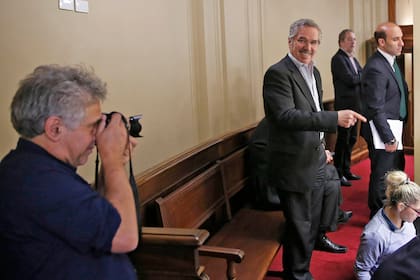 Felipe Solá en el balcón del Senado y un guiño con el fotógrafo Pepe Mateos