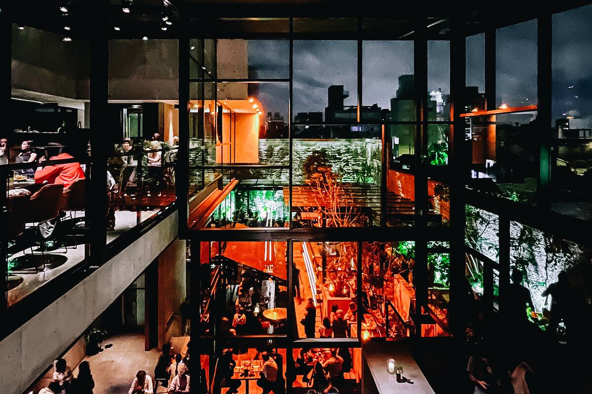 Chauvín es una experiencia 360 que se apoya en la estructura de hormigón y la vegetación que suaviza con su contraste y, al mismo tiempo, exalta la construcción